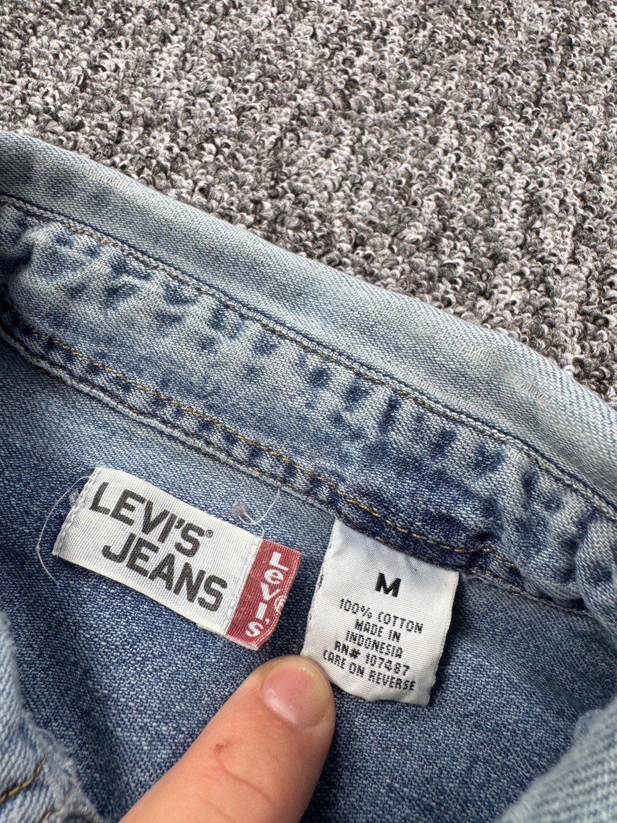 Vtg Levis Denim Shirt Men Medium Light Wash Faded Distressed Button Up Trucker