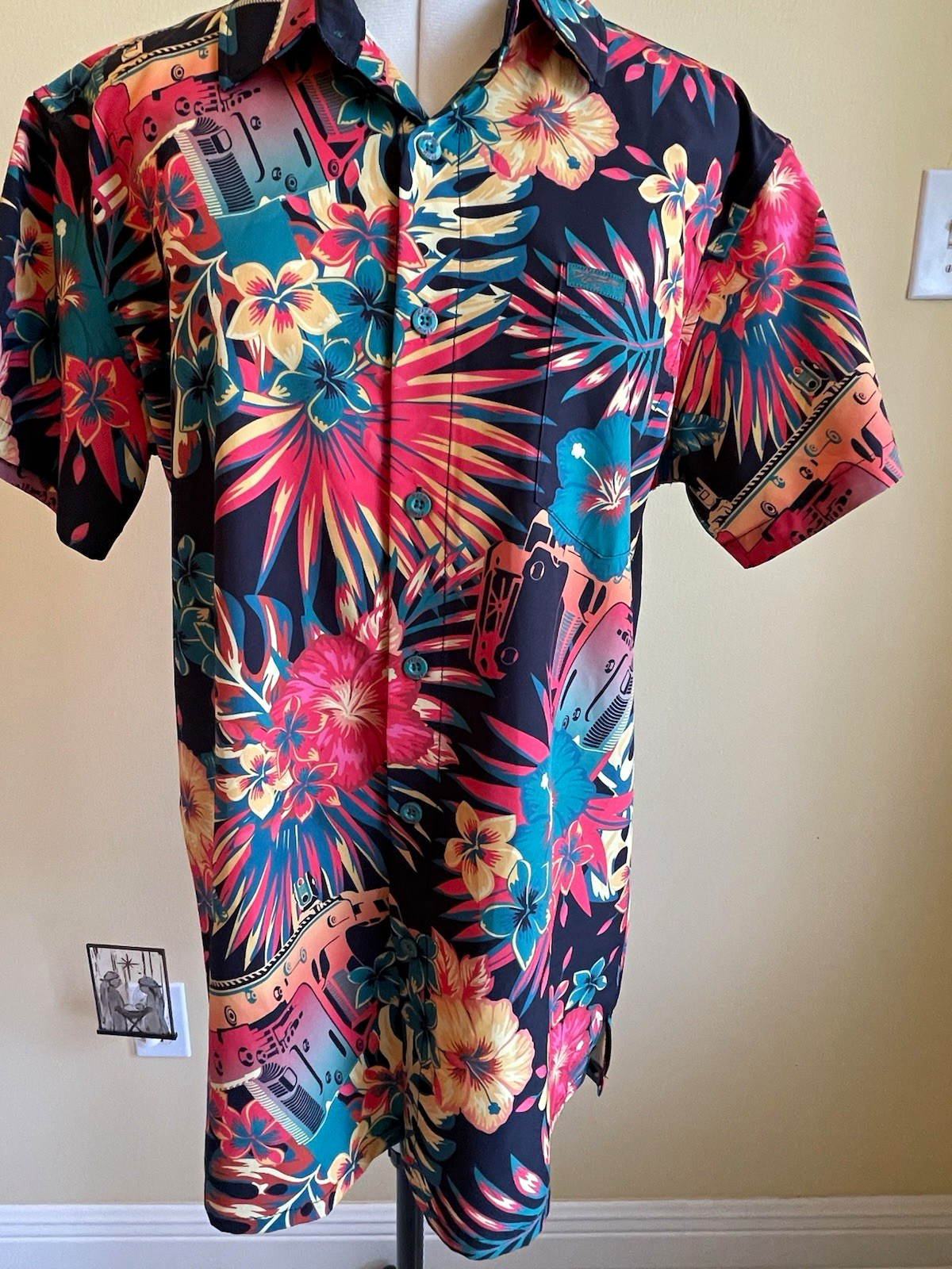 Retro Rifle Men’s Medium Hawaiian Camp Shirt Tropical Floral Classic Car Print M