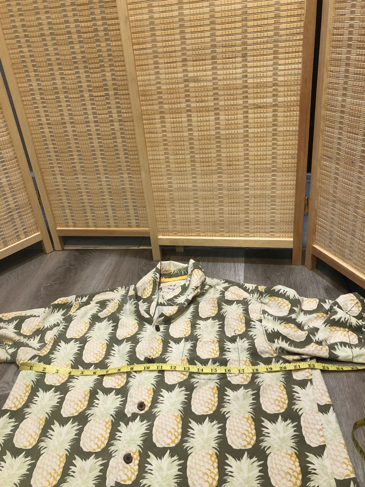 Tommy Bahama Hawaiian Button Up Shirt 100% Silk Pineapples Original Fit Medium M