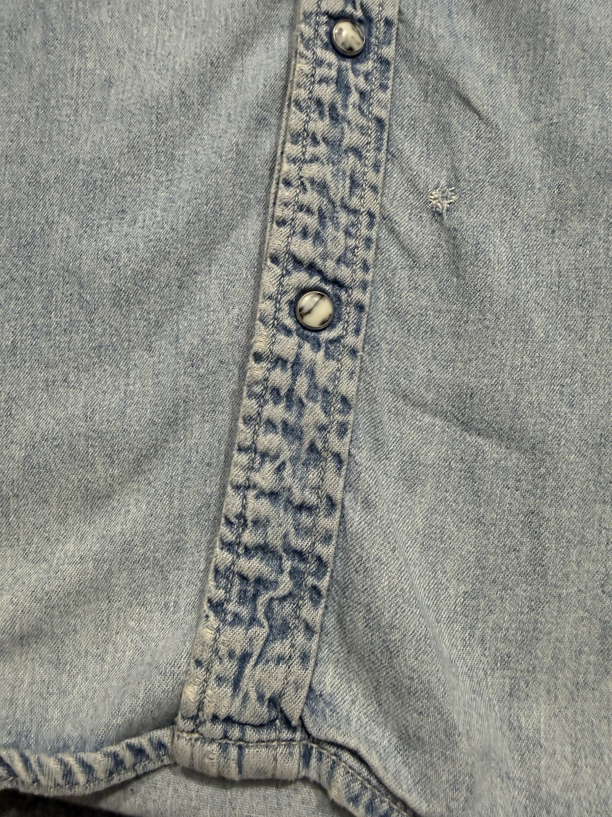 Vintage Levi’s Denim Pearl Snap Button Down Shirt Distressed Faded M