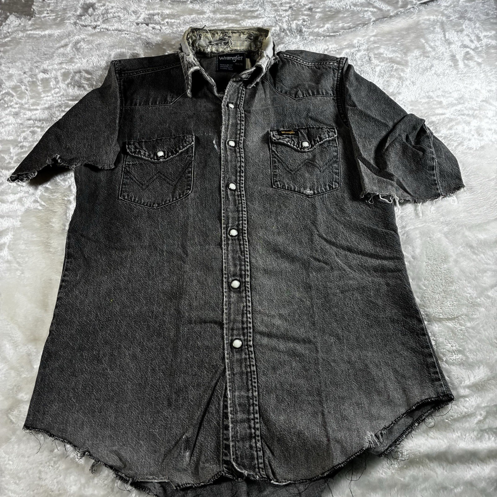 Vintage Wrangler Pearl Snap Shirt Faded Black Denim DISTRESSED Size 15 1/2-35 Sm