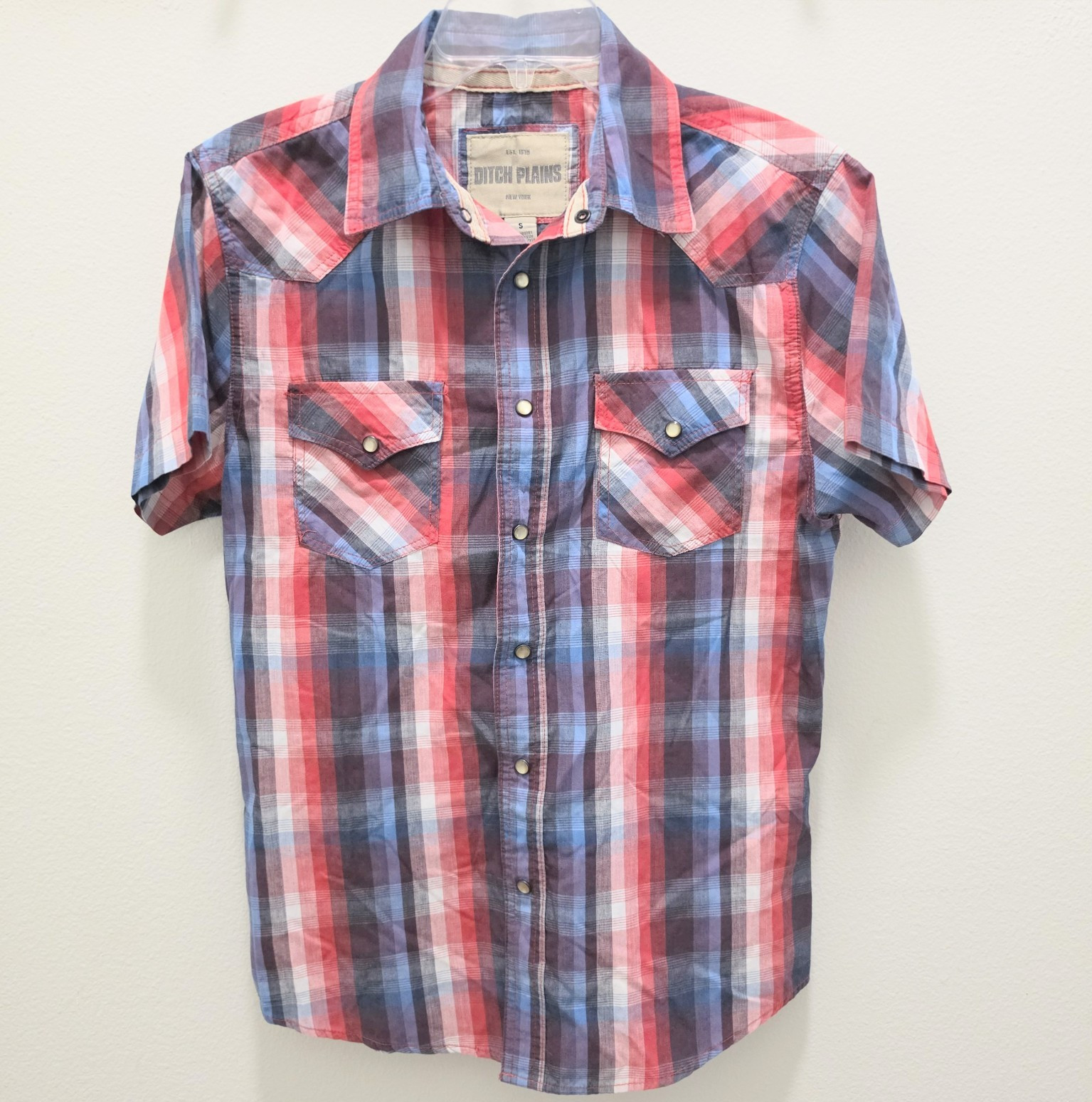 Ditch Plains Men’s S Woven Cotton Short Sleeve Point Collar Plaid Red/Blue/White
