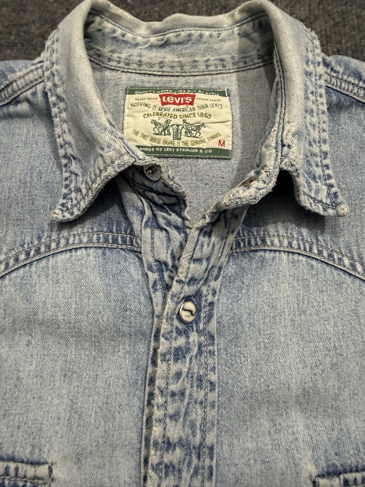 Vintage Levi’s Denim Pearl Snap Button Down Shirt Distressed Faded M