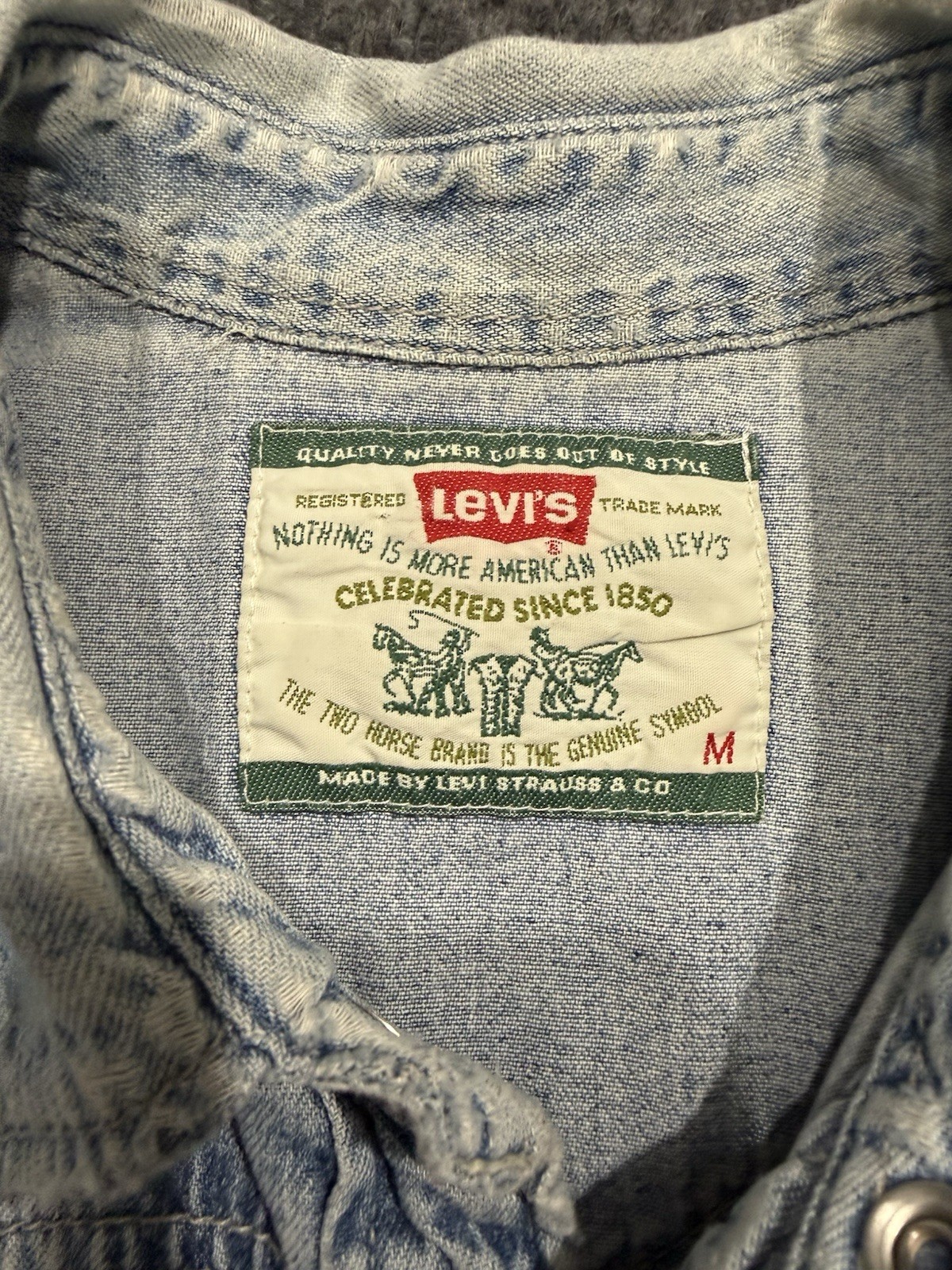 Vintage Levi’s Denim Pearl Snap Button Down Shirt Distressed Faded M