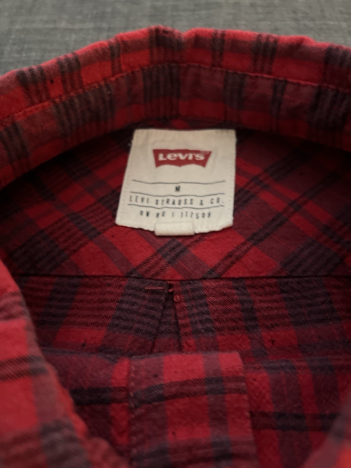Levi’s Men’s Red/Black Plaid Flannel Short Sleeve Button-Up Shirt, Pockets M