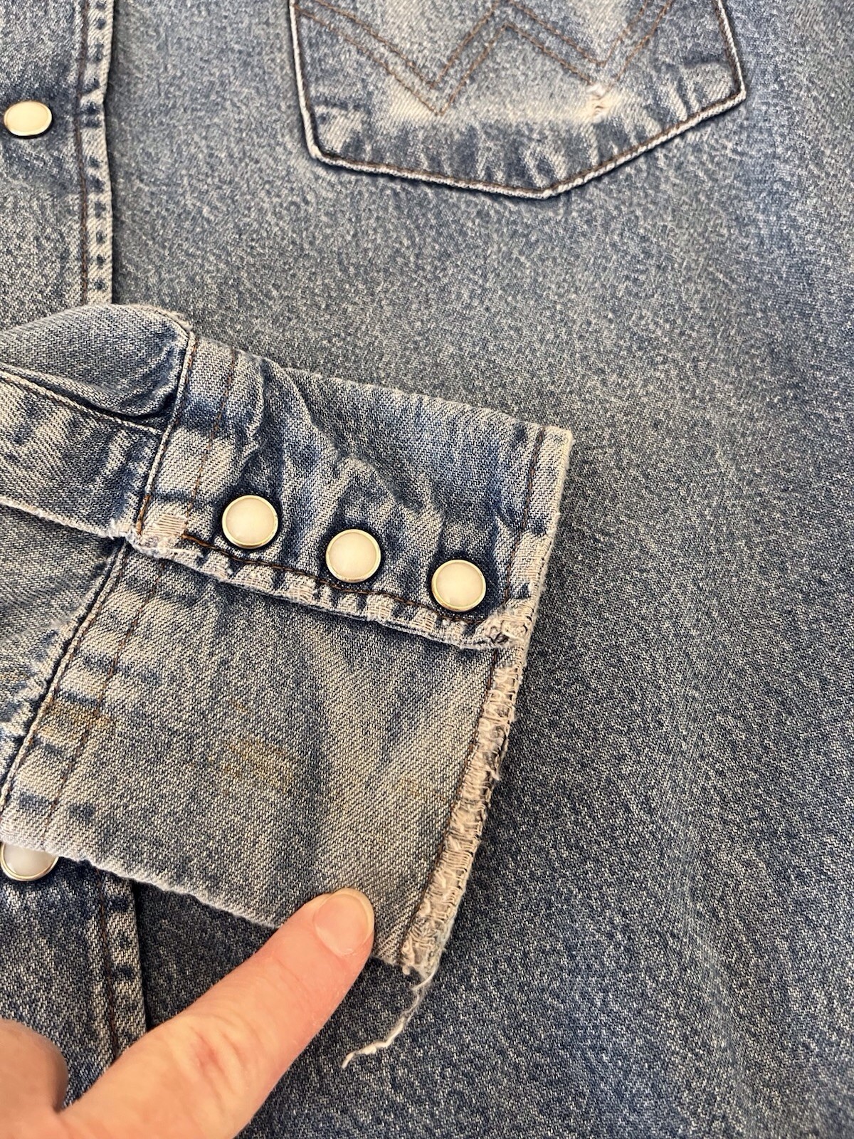 Vintage Wrangler Western Work Shirt Size Large Denim Pearl Snap Faded Distressed