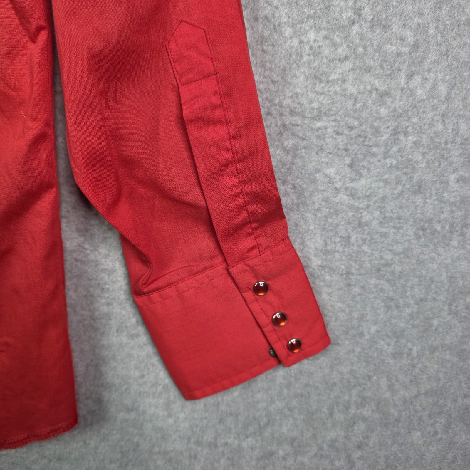 Vintage Wrangler Mens 15.5 33 Red Cowboy Cut Regular Fit Long Tails Snap Shirt