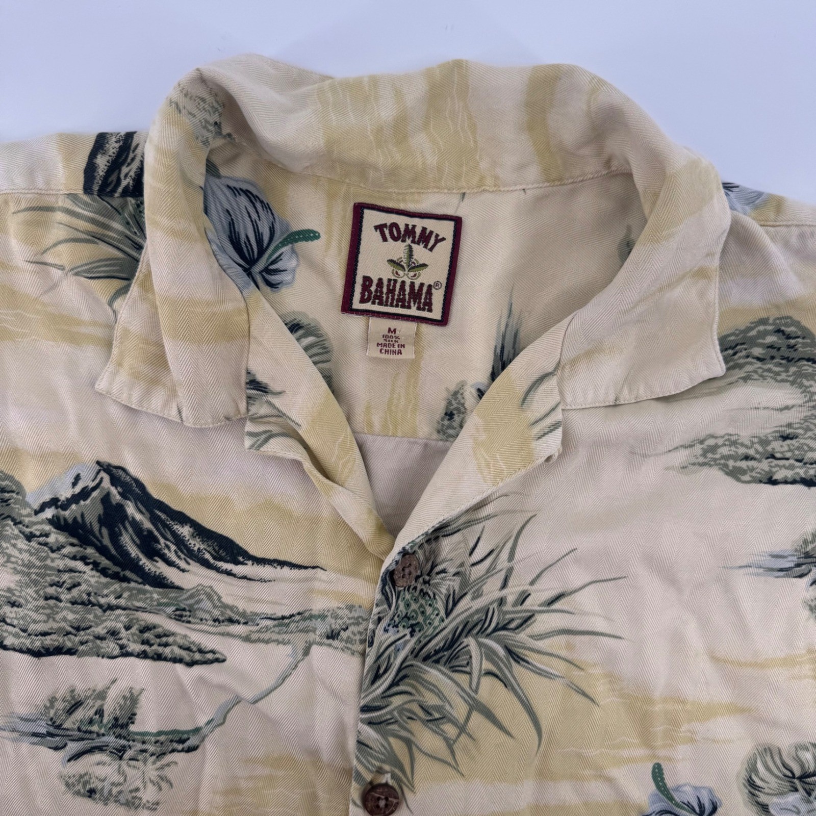 Tommy Bahama Camp Shirt Mens M Beige 100% Silk Tropical Landscape Herringbone