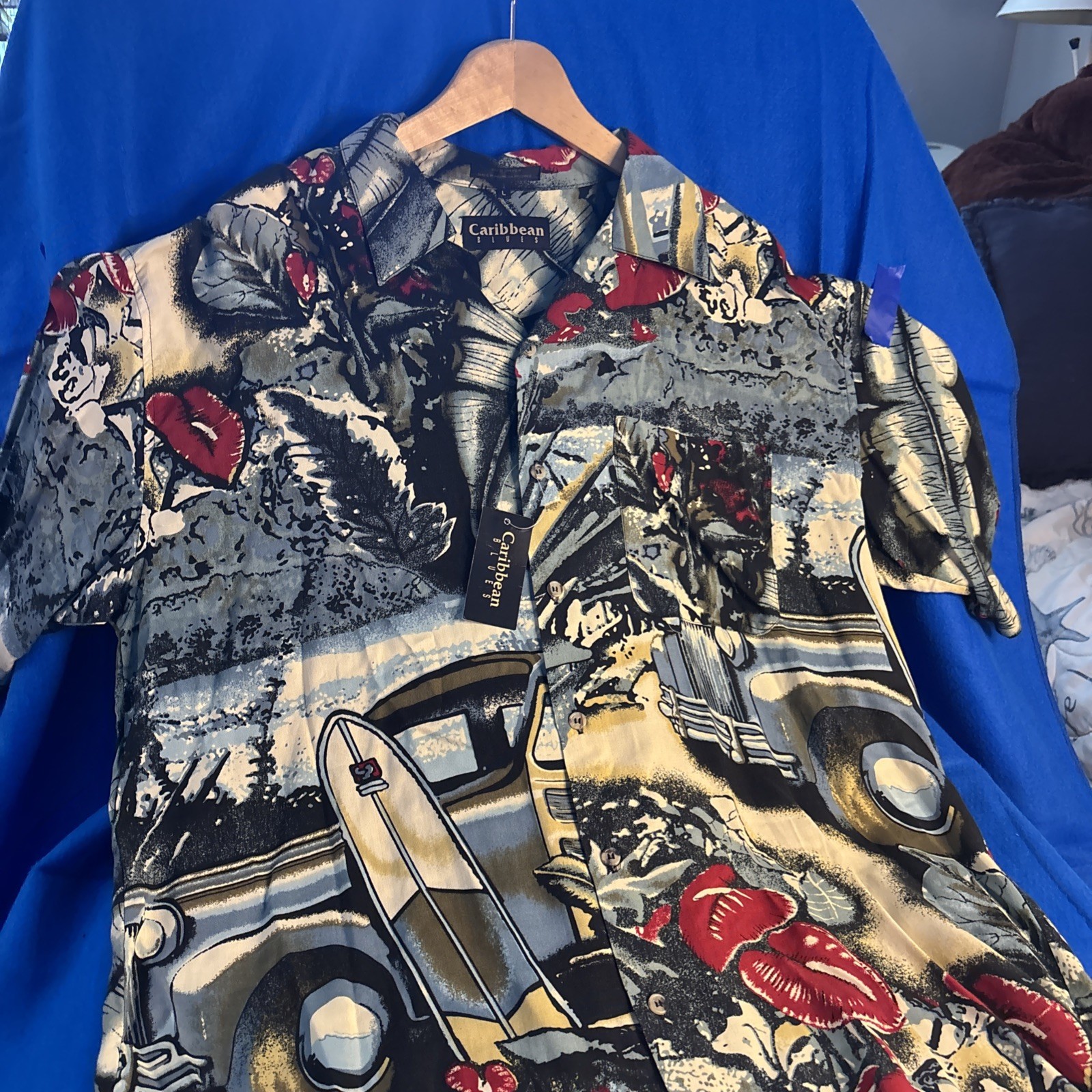 NWT CARIBBEAN BLUES Men’s Surfboard Button Down Hawaiian Shirt Men’s Large NEW