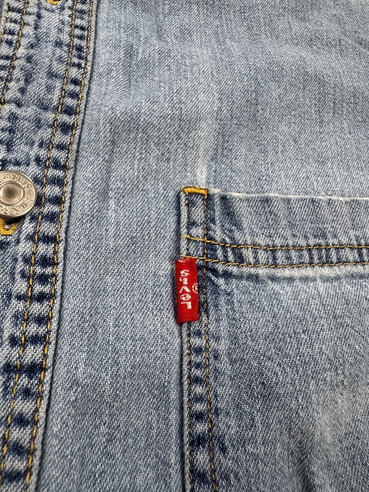 Vtg Levis Denim Shirt Men Medium Light Wash Faded Distressed Button Up Trucker