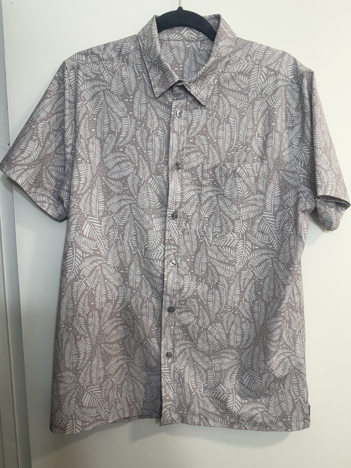 Vuori Men’s Gray Leaf Print Woven Cotton Button-Up Shirt Short Sleeve M