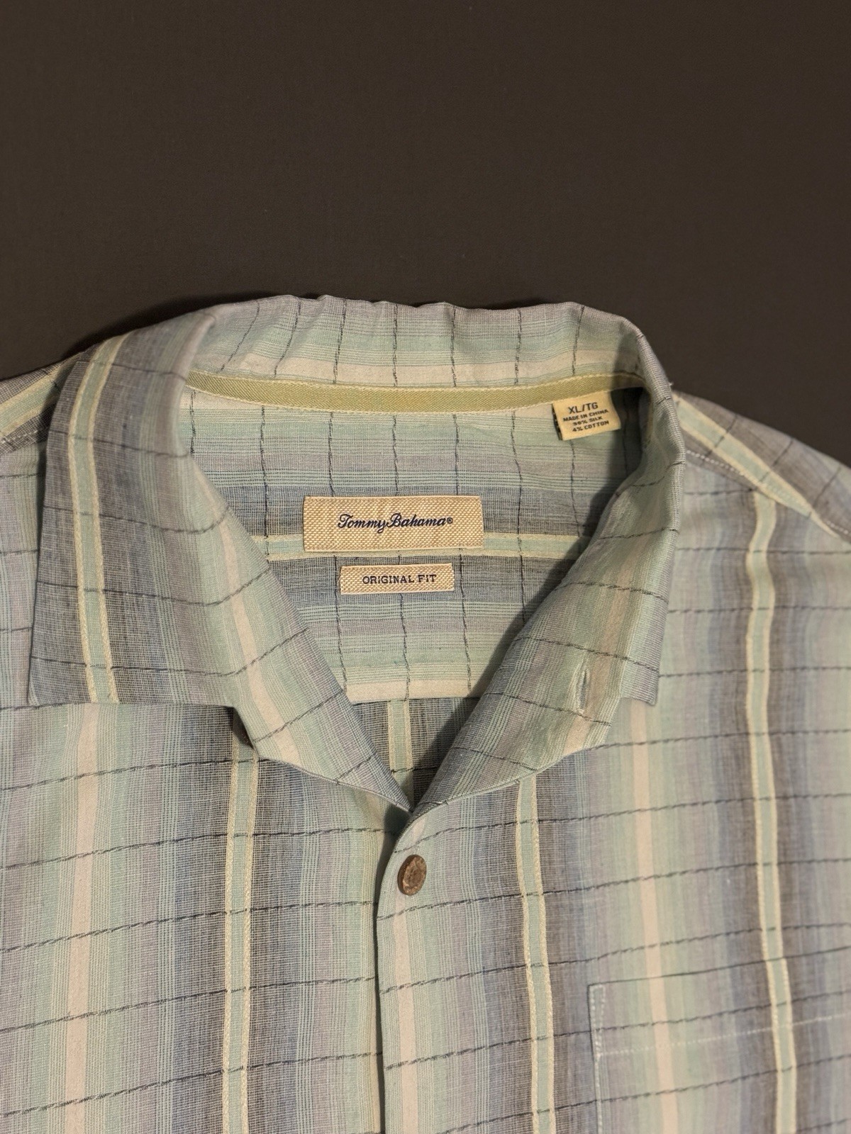 Tommy Bahama Men’s Silk Hawaiian Button Up Shirt Size XL Many Shades of Blue