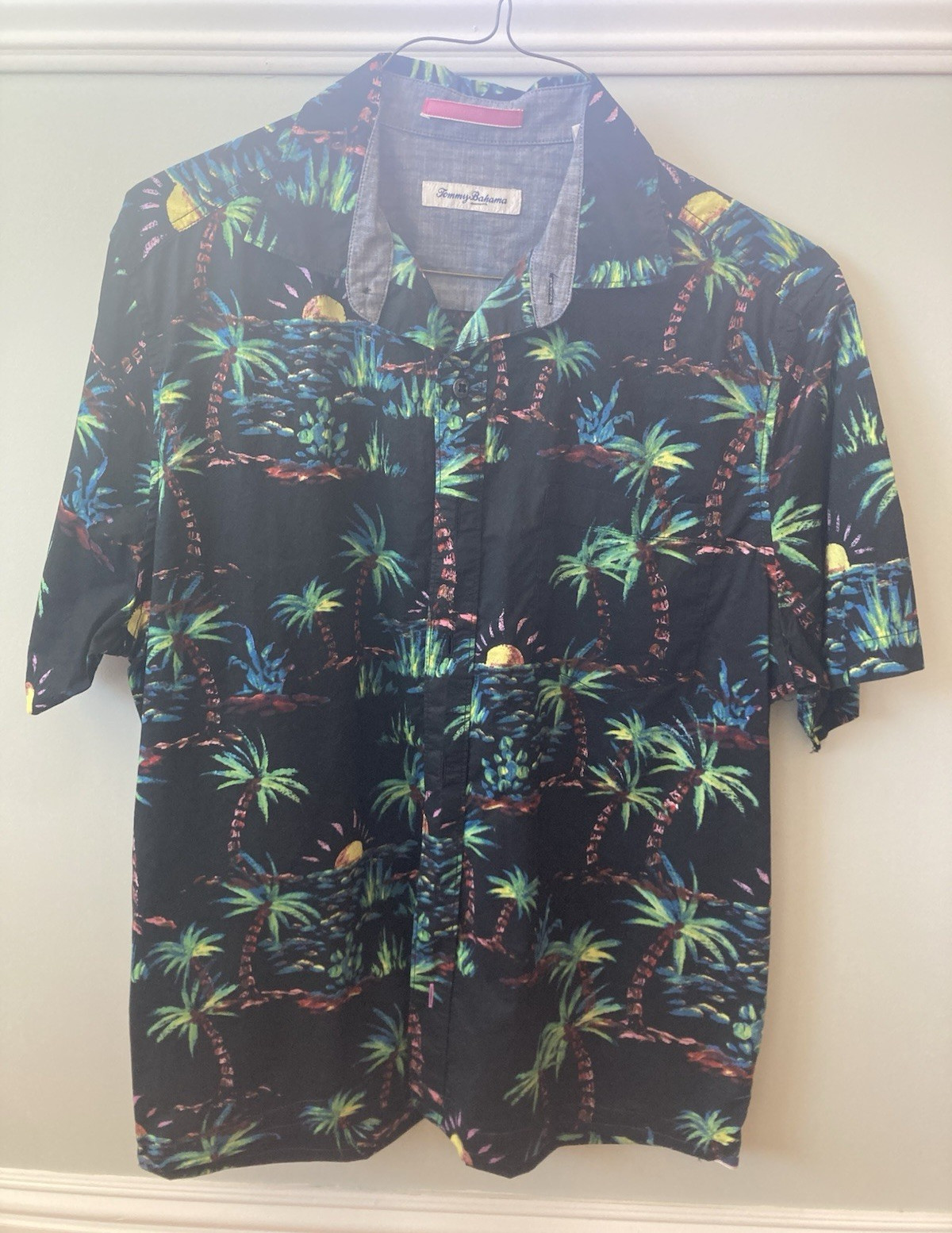 Tommy Bahama Men’s M Black Tropical Short Sleeve Button-Up Shirt