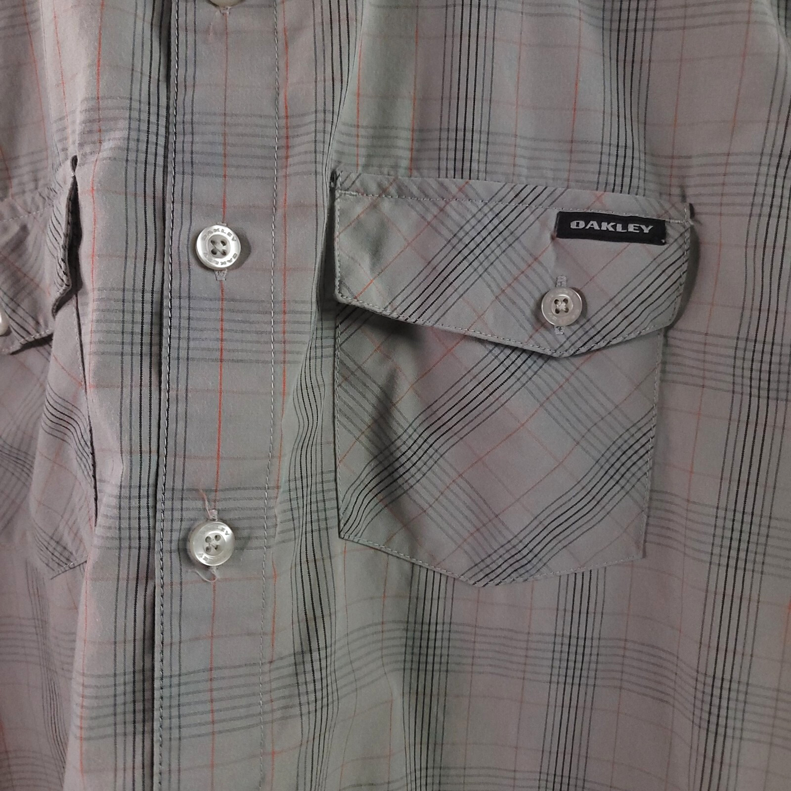 Oakley Mens Shirt Size Medium Light Gray Plaid Short Sleeve Button Front Pockets